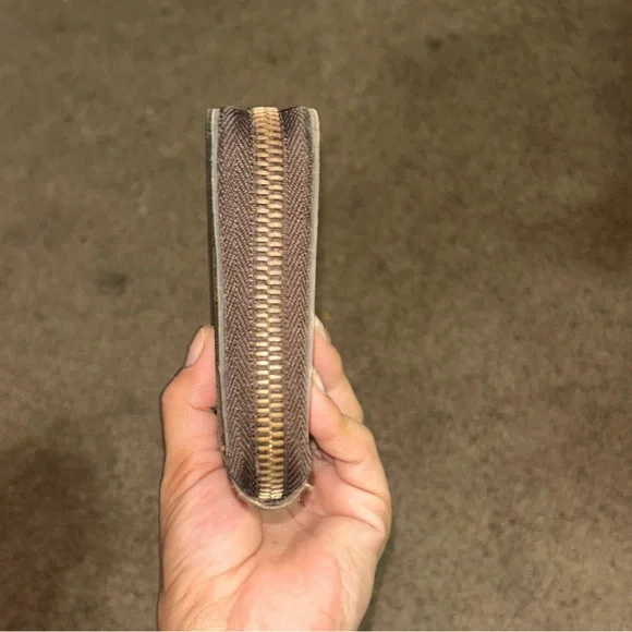 Authentic Louis Vuitton Damier Ebene Zippy Wallet in Excellent Condition - Picture 11 of 13